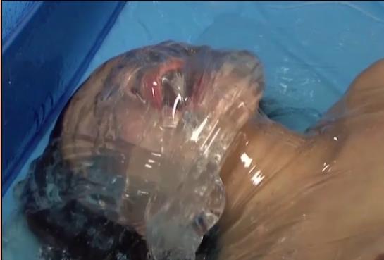 トリモチネバネバ完全拘束メッシーフェチ夢の動画│顔面に粘着液を大量にのせ呼吸制御まとわりつく変態プレイに興奮する動画