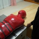 ミイラ拘束してから結束バンドで更にきつく絞める拷問