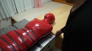 ミイラ拘束してから結束バンドで更にきつく絞める拷問