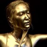 両手足を磔状態の完全拘束で逃げられない嫌がる女優に全身金粉を塗りつける変態メッシーフェチ動画