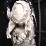 両手を吊り上げられ完全拘束拷問連続顔面メッシーパイ投げで惨めな女フェチ動画