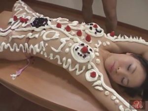 生クリーム女体盛りをじっくり楽しむメッシー動画