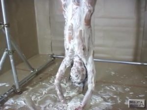 逆さ吊り上げパイ投げ本当の拷問プレイ動画