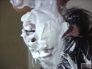 逆さ拷問パイ投げ