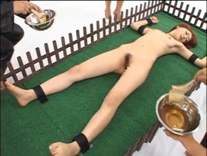 手足を床に磔拘束はちみつメッシー豚舐め拷問