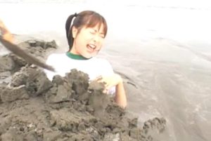 この砂埋めは拷問プレイ湿った重たい砂に埋められる鬼畜動画