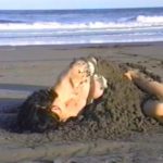 完全拘束された女優が海辺で水責め拷問を受ける