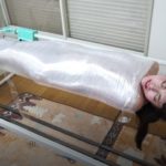 機械でぴっちりラップ拘束脱出不可能マミフィケーションプレイ