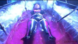 ピチピチ衣装のヒロインが水責め電気拷問を受ける!