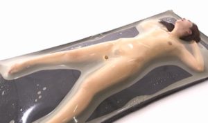 バキュームベッドで吸い上げ体のラインがくっきり動けない状態完全拘束にして女をオモチャにする変態フェチ夢のプレイが実現動画