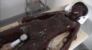 全身チョコレートで埋め尽くす女体盛りバレンタインメッシーどろどろエステ動けない女を拷問変態フェチ動画
