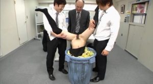 希少プレイ!ゴミ箱に逆さまに拘束されイカされる拷問