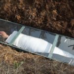 テープでぐるぐる巻きにマミフィケーション完全拘束された状態で暗闇土の中に生き埋めされる夢の変態フェチプレイ動画