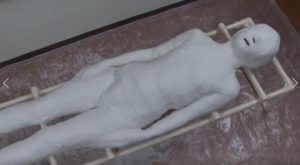 石膏で全身カチコチに完全拘束あそこにはバイブローターを入れてイカされ苦しむ女る夢の固め変態拷問プレイ動画