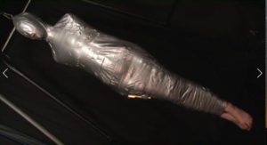 宙づり動けない女は苦しむ完全拘束マミーフィケーションで耐えるしかない変態拷問プレイ動画