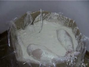 ドロドロの小麦風呂に埋もれる夢の生き埋めメッシープレイ