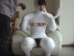 美女を包帯で完全拘束夢のマミフィケーションプレイ