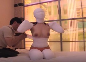 ムチムチの巨乳美女が包帯マミフィケーションプレイ