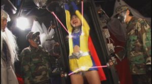 ピチピチ衣装のヒロインが捕まり拷問を受けるヒロピンプレイ