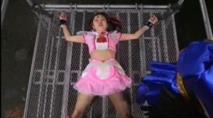 アイドルヒロインが敵に捕まり磔拘束拷問を受けるヒロピン動画