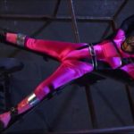 ヒロインが両手両足を磔完全拘束されて拷問を受けるヒロピン動画