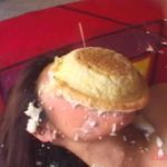 顔面パイ投げ女体盛りメッシープレイ