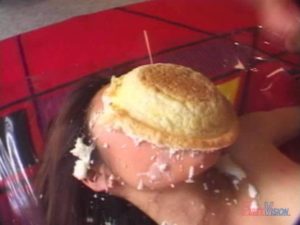 顔面パイ投げ女体盛りメッシープレイ