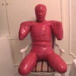 全身を赤色テープでぐるぐる巻き呼吸制御で苦しむ女の変態拷問フェチ動画
