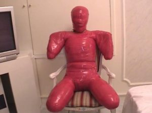全身を赤色テープでぐるぐる巻き呼吸制御で苦しむ女の変態拷問フェチ動画