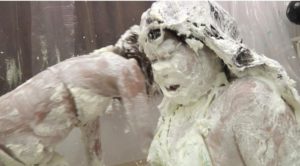 美女の水着パイ投げはメッシーフェチには興奮物