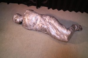 マミフィケーション│完全拘束されて放置されるゾクゾクプレイ