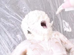 「もっとぶっかけて」と顔面生クリームまみれが好きな女体盛りメッシー変態フェチ女の動画