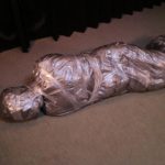 完全拘束マミフィケーション｜ダクトテープで全身ミイラぐるぐる巻き