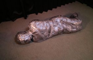 完全拘束マミフィケーション｜ダクトテープで全身ミイラぐるぐる巻き