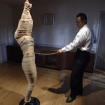 縄で全身ぐるぐる巻きにして駒のように回す完全拘束鬼畜拷問｜逃げられない動けない最悪な状況変態フェチ動画