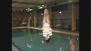 完全拘束逆さ吊り上げ拷問|拷問のおもちゃ箱