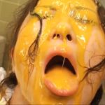 食材ぶっかけメッシー｜顔面ドロドロぐちゃぐちゃにされるベテラン美人女優変態フェチプレイ動画