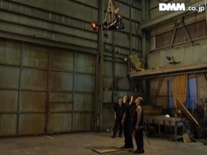 クレーン吊り上げ完全拘束|ウインチで高く上げられるレア拷問動画