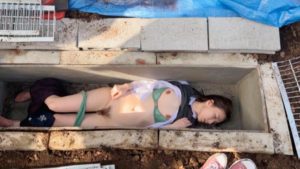 閉じ込め拷問｜棺桶のような下水管に埋め込まれ拘束されたフェチ動画