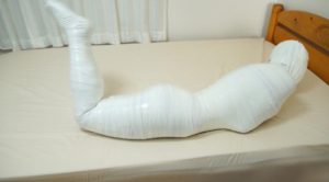 マミフィケーション完全拘束|ミイラにされた呼吸制御拷問を受ける変態フェチ動画