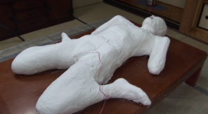 石膏固め閉じ込め完全拘束マミフィケーション|身動きできない物と化した女を見つめる変態フェチプレイ動画