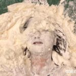 大量の生クリームに顔面が埋められる生き埋め山盛りメッシーフェチには、たまらない変態パイ投げプレイ動画