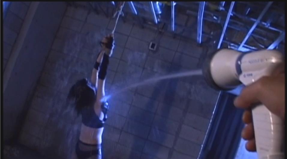 水責め逆さ吊り拷問