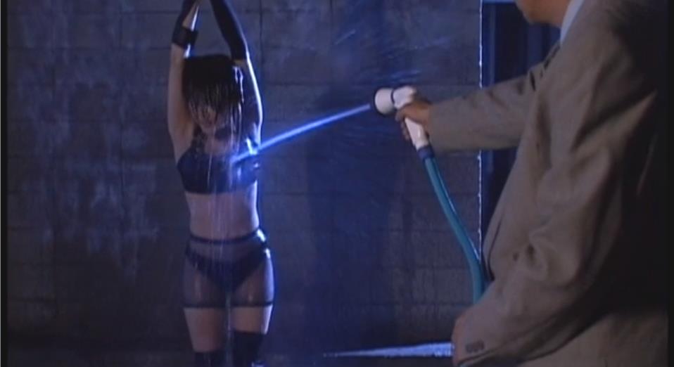 水責め逆さ吊り拷問