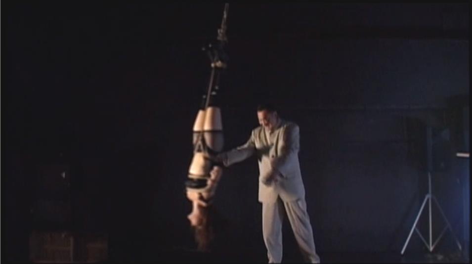 水責め逆さ吊り拷問