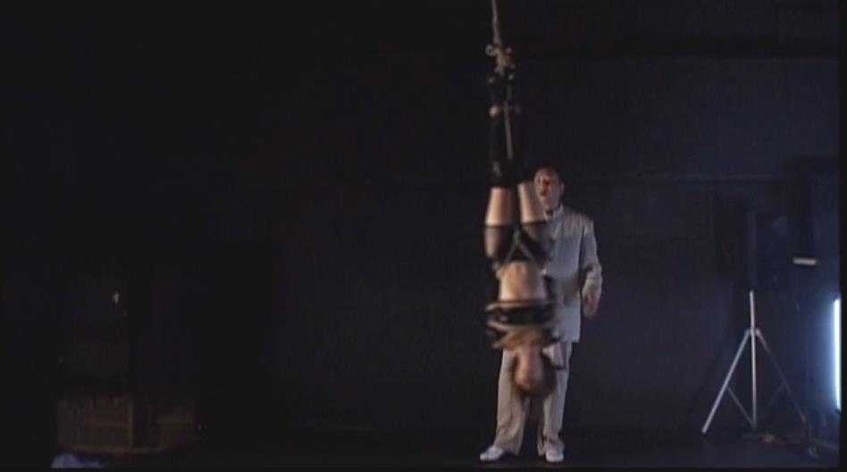 水責め逆さ吊り拷問