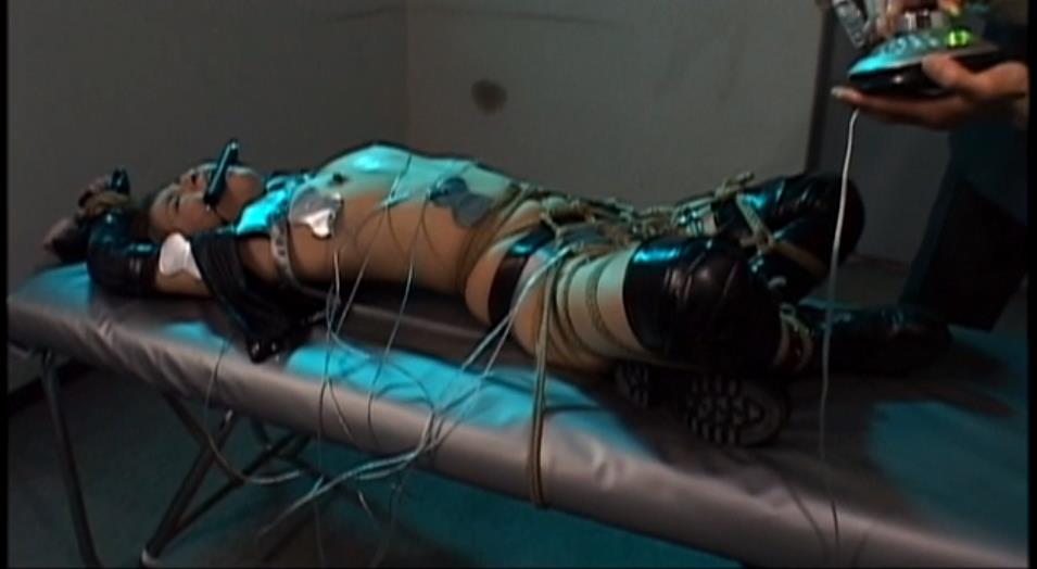 水責め逆さ吊り拷問