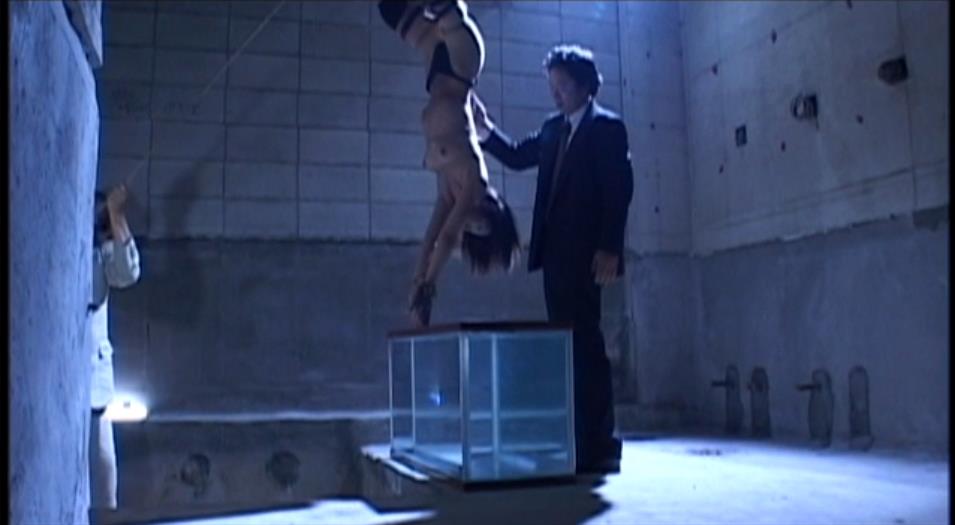 水責め逆さ吊り拷問