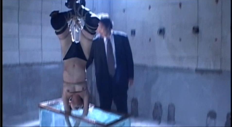 水責め逆さ吊り拷問