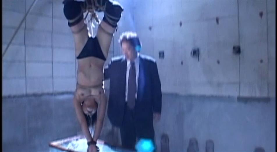 水責め逆さ吊り拷問